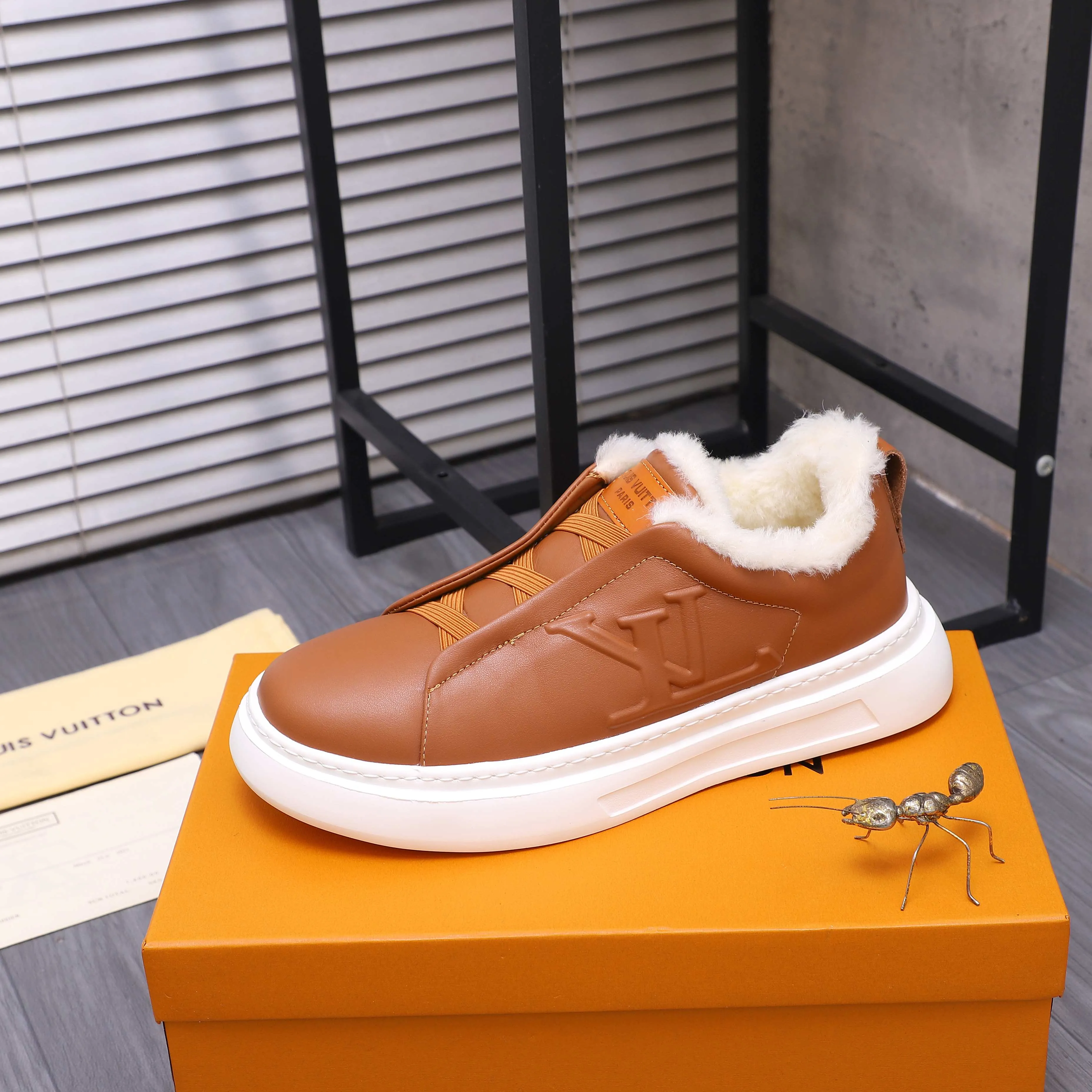 Men's shoes 💰p500 Product trademark: LV "Louis Vuitton Winter warm casual men's shoes Regular size: 38-44 Product materials: Selected high-quality cowhide upper, plush lining, rubber outsole